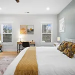 Near Boa Stadium, 5 Bedroom With Games, Backyard