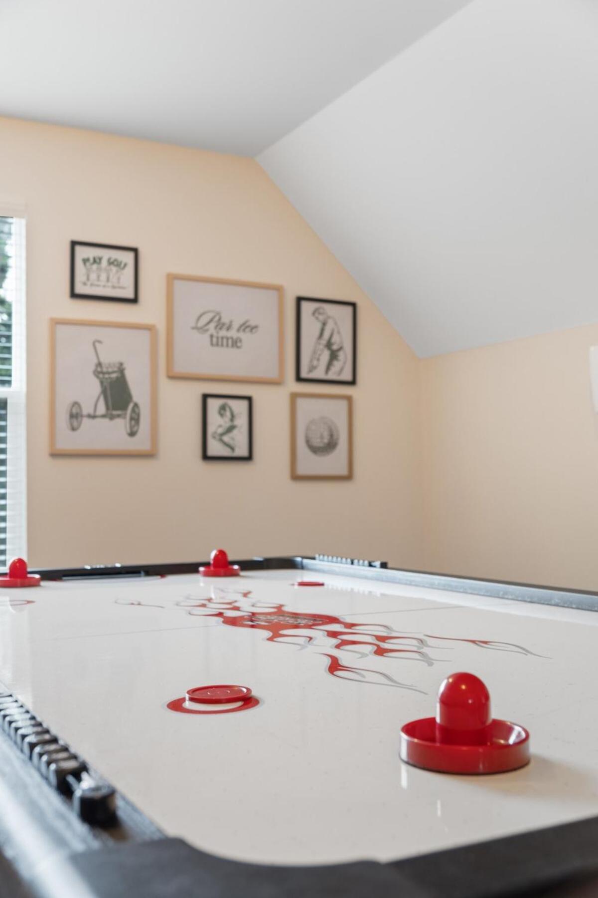 Near Boa Stadium, 5 Bedroom With Games, Backyard Holiday home Charlotte
